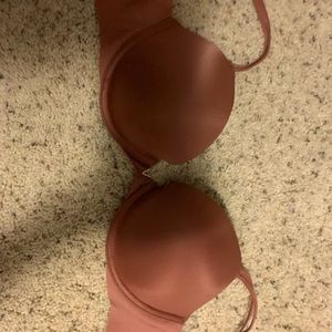 Scarlet NEW Victoria’s Secret Bra. Never worn!!!!!